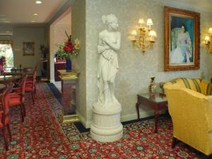 坎贝尔卡莱尔酒店的站在房间里妇女的雕像