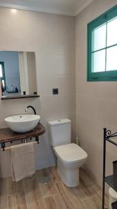 卡门港Casa Julia的浴室配有白色卫生间和盥洗盆。