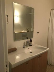 VibyCharmerende lejlighed i Viby的浴室设有白色水槽和镜子