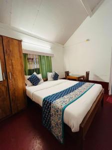 马迪凯里Coorg Daffodil Guesthouse的一间卧室,卧室内配有一张大床