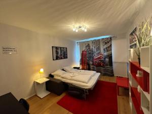安纳马斯Royale London Signature * * * * *的一间卧室配有一张床和红色地毯
