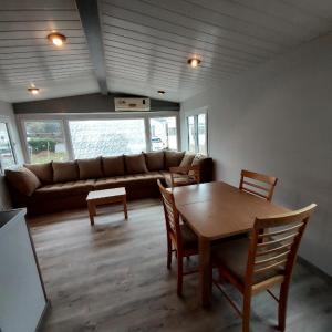 米米藏Mammiehome - 6 places - Mimizan - Camping La Lande的客厅配有沙发和桌椅