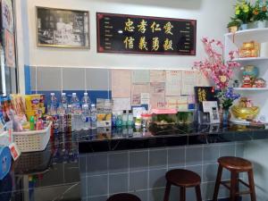 马六甲Thian Siong Inn的餐厅里有两个凳子的柜台