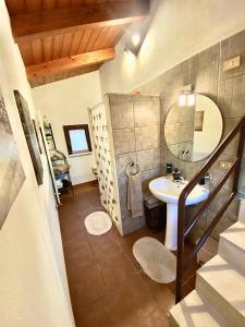 洛科罗通多特鲁利卡罗酒店的一间带水槽和镜子的浴室