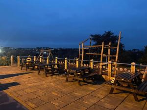 古德瑞同3 bed luxury lodge at Hoburne Devon Bay的庭院里设有一组木桌和长凳