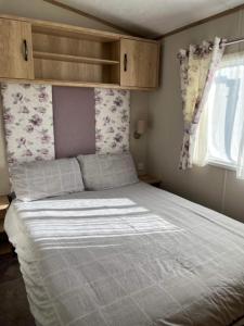 古德瑞同3 bed luxury lodge at Hoburne Devon Bay的一间卧室,卧室内配有一张大床