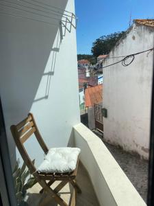 奥德赛克斯Casa da Amoreira的坐在大楼阳台上的椅子