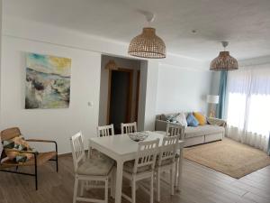 奥德赛克斯Casa da Amoreira的客厅配有白色的桌子和椅子