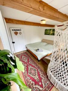 塞沃伦Private Room in an old Farmhouse near Vaduz的带一张床和吊床的房间