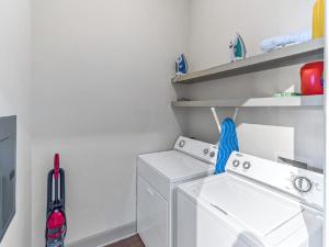 休斯顿Elegant 2BR Ideal for Long Term Stay的白色洗衣房配有洗衣机和烘干机