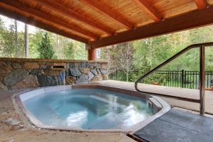 基斯通Jack Pine 8006的一个带木屋顶的庭院内的热水浴池