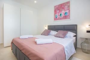 卡斯特里尔Villa Silvano & Nadija的一间卧室配有一张大床和两个枕头