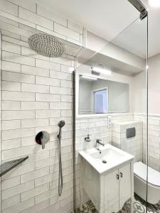 济夫努夫Willa Mandala的白色的浴室设有水槽和淋浴。