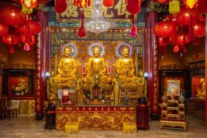 曼谷Exoresidence The Heart of Chinatown的灯室里一座有金雕的寺庙