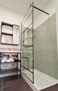 罗马Lexie Suites的一个带水槽的玻璃淋浴间