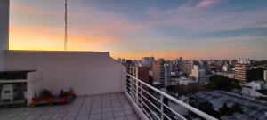 罗萨里奥departamento TEO的阳台享有日落的城市美景