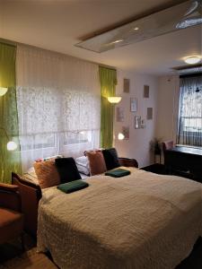 KétegyházaKultúrÉlet Vendégháza的一间卧室配有一张带绿色窗帘的大床