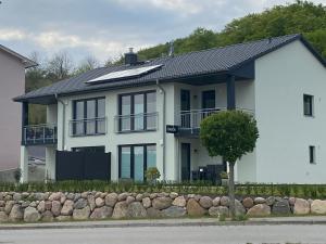 萨斯尼茨Haus Edith的黑色屋顶的白色房子