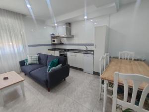 坎加斯德穆拉索罗德拉玛2A公寓的客厅配有蓝色的沙发和桌子