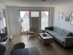 萨斯尼茨Haus Edith的客厅配有沙发和桌子
