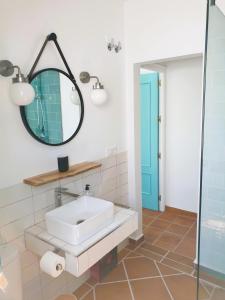 扎霍拉Villa Turquesa的一间带水槽和镜子的浴室