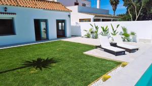 扎霍拉Villa Turquesa的后院,带草坪和房子