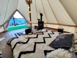 鲁克尔Rucăr Glamping Village的一个带一张床的大帐篷
