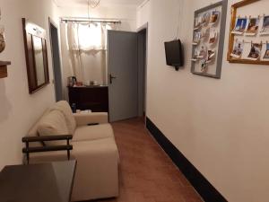 皮亚吉里Da Mati e Marta的客厅配有白色沙发和电视