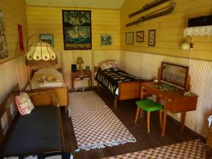 KonnevesiSuopirtti bed & breakfast的小房间设有床、书桌和沙发