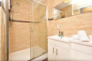 特伦特河畔斯托克Smithfield Apartments - Gated Executive City Centre Apartments的带淋浴和盥洗盆的浴室