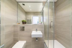Forest HillStunning 2 Bed 2 Bath Luxury London Apartment!的一间带水槽、卫生间和淋浴的浴室