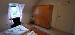弗罗伊登施塔特Ferienwohnung Palmenwald的一间卧室配有床、橱柜和窗户
