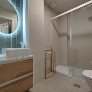 加的斯Apartamento reformado con vistas al mar的带淋浴、盥洗盆和镜子的浴室