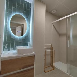 加的斯Apartamento reformado con vistas al mar的一间带水槽和镜子的浴室