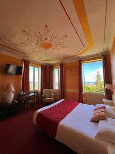 旺斯米拉玛酒店的酒店客房,配有一张床和吊灯