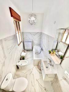 MesolaLa Villetta nel Delta的白色的浴室设有卫生间和水槽。