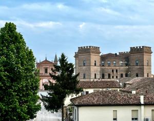 MesolaLa Villetta nel Delta的一座大城堡,前面有树木