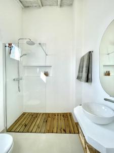 阿尔沃尔Casa XS的一间带玻璃淋浴和水槽的浴室