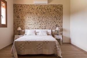 帕尔斯拉玛西亚灿伯克乡村别墅的一间卧室配有一张床和两张带台灯的桌子。