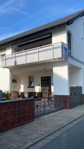 比伯斯海姆Ferienwohnung -Isola Madre的街道上带阳台的白色房屋