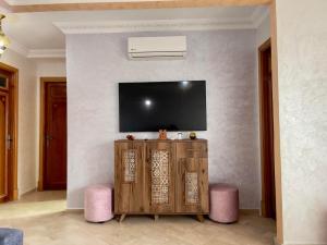 穆罕默迪耶Résidence Al Kawtar的客厅设有壁挂式平面电视。