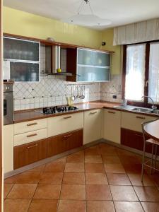 索托马里纳Chilli House的厨房配有棕色和白色的橱柜和桌子