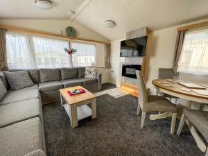 滨海克拉克顿6 Berth Staycation Caravan Nearby Clacton-on-sea In Essex Ref 26254e的客厅配有沙发和桌子