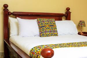 波特尔堡Palm Star Motel的一张带木制床头板的床和两个枕头