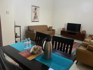 金贾Ahva I Residence的一间用餐室,配有一张桌子和花瓶