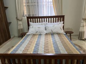 金贾Ahva I Residence的卧室内的一张带木框的大床