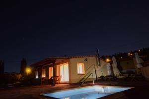 蓬塔戈尔达Casa Florita的一座小房子,晚上设有游泳池