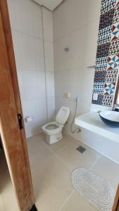 帕尔马斯Orla Graciosa的一间带卫生间和水槽的浴室
