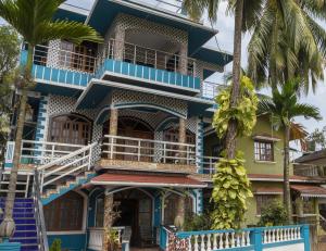 巴加Marcelo Holiday Home Goa的前面有香蕉树的蓝色建筑
