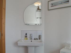 Pollachar奇丽布里德度假屋的一间带水槽和镜子的浴室